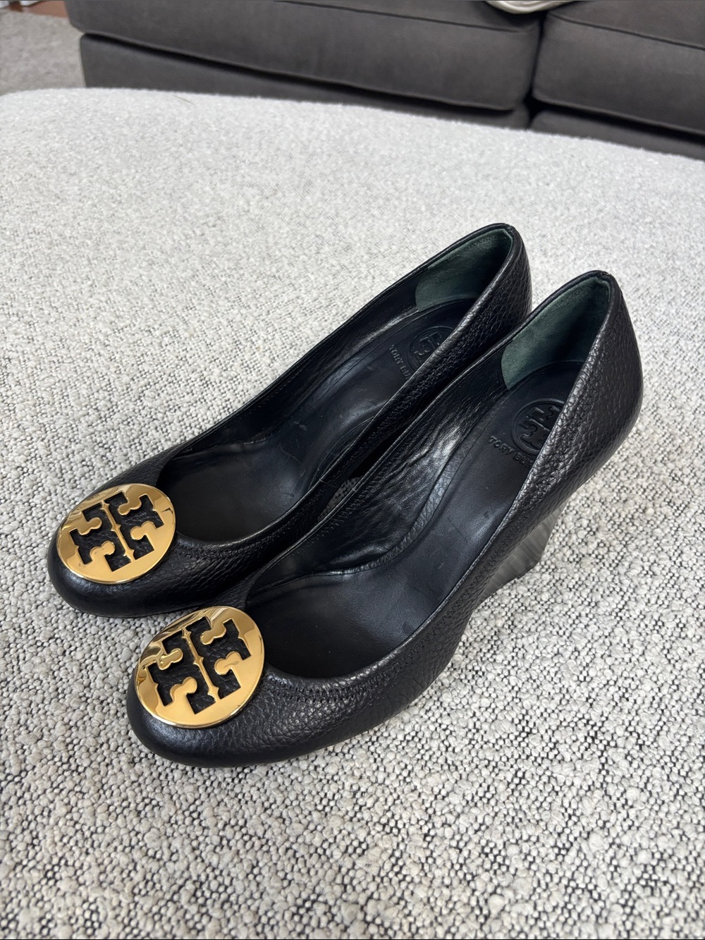 New! Tory Burch Black Pebbled Leather Wedge Heels Gold Logo 9 - Picture 10 of 11